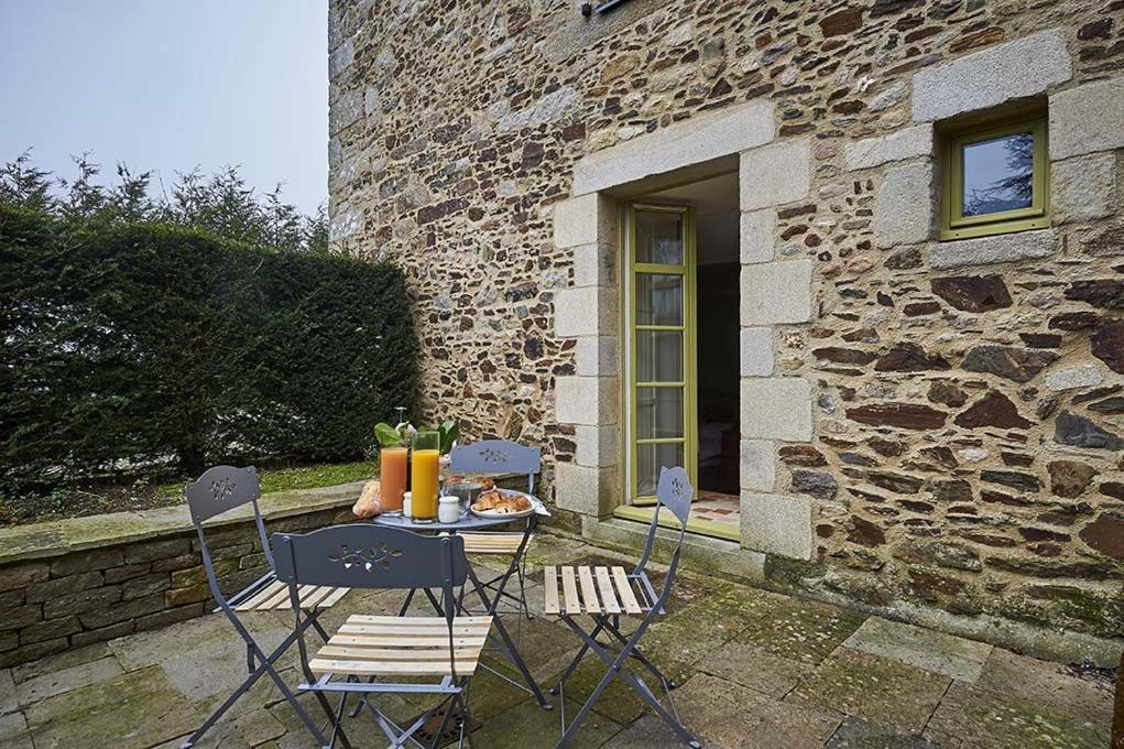 Gite La Terrasse - Manoir Le Plessix Madeuc Corseul Экстерьер фото